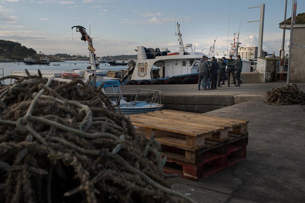 Efectivos de la Guardia Civil en el lugar donde se ha hundido un barco bateeiro, a 12 de diciembre de 2024, en O Grove, Pontevedra, Galicia.