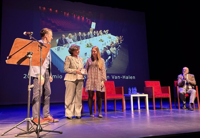 Beatriz y Gabriela, mujer e hija de Gabriel Villamil, reciben la placa en homenaje al fotógrafo fallecido de manos del presidente de la Diputación de Valladolid, Conrado Íscar, y en presencia del alcalde de Valladolid, Jesús Julio Carnero.