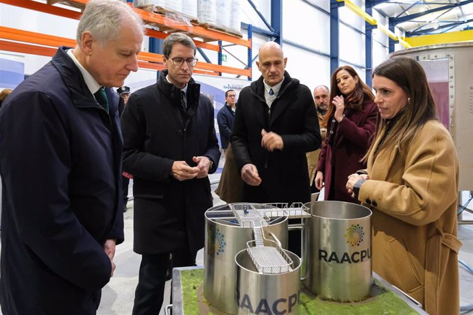 El presidente de La Rioja, Gonzalo Capellán, y el consejero de Industria de Cantabria, Eduardo Arasti, en el nuevo centro de Intranox Norte en el polígono de Barros