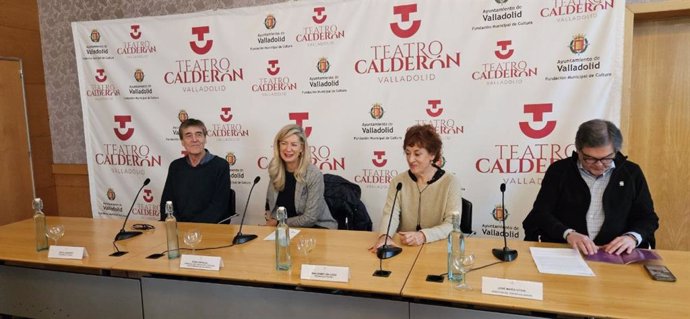 La concejala de Educación y Cultura, Irene Carvajal; el director del Teatro Calderón, José María Viteri, codirectora de la compañía, Ana Gallego, y la otra mitad de Teloncillo, Ángel Sánchez, en la presentación de la programación