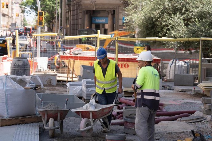 Archivo - Varios operarios durante las obras en Vía Laietana, a 1 de agosto de 2023, en Barcelona, Catalunya (España). Los operarios y las máquinas trabajan en múltiples puntos de la Via Laietana con el objetivo de tener el primer tramo de remodelación, e