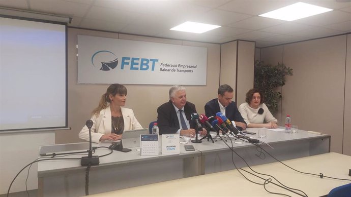 El presidente de la FEBT, Rafael Roig, y el presidente de Confebús, Rafael Barbadillo, en rueda de prensa.