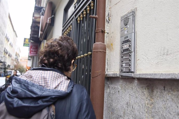 Archivo - Telefonillo de un bloque de viviendas, a 29 de octubre de 2024, en Madrid (España).