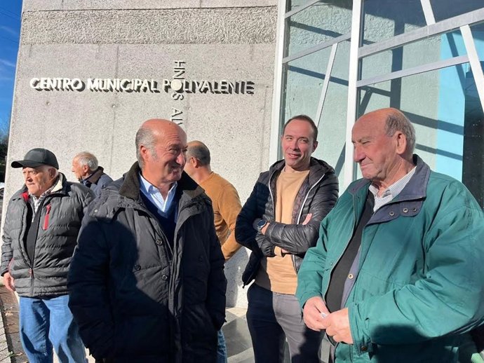 Luis Venta, a la izquierda