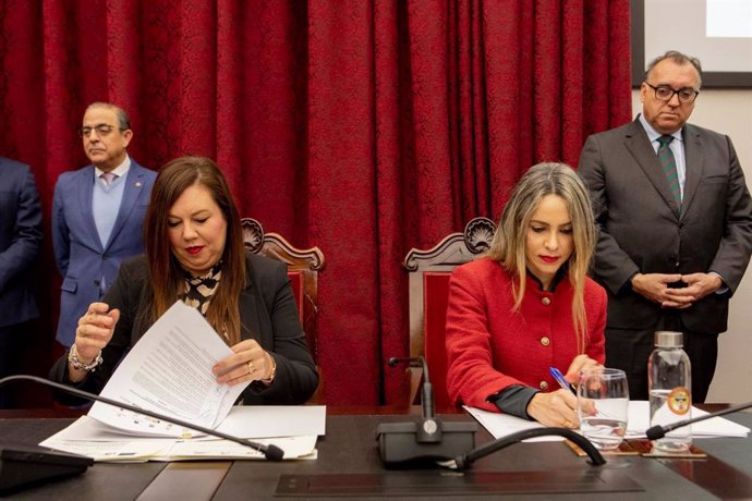 La diputada de Fondos Europeos de la Diputación de Huelva, Rocío Moreno, (izquierda) durante la firma del protocolo de la Red de Información Europea de Andalucía (RIEA).