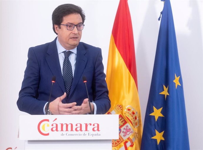 El ministro para la Transformación Digital, Óscar López, interviene durante la presentación de la nueva convocatoria del programa Kit Digital a las medianas empresa, en la Cámara de España, a 9 de diciembre de 2024, en Madrid (España). 