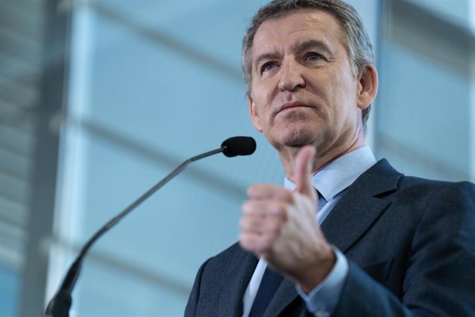 El presidente del PP, Alberto Núñez Feijóo, ofrece declaraciones a los medios durante su visita a la sede de la empresa Isdin, a 9 de diciembre de 2024, en Barcelona, Catalunya (España)