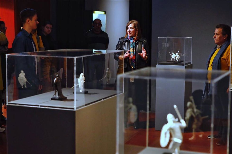 Personajes mitológicos, del folclore y fantásticos llenan la Escuela Museo de Origami de Zaragoza con la exposición del artista, Juho Knkkl