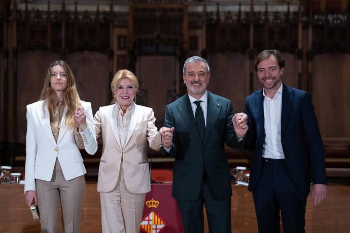 (I-D) La hija de la baronesa Maria del Carmen Cervera; la baronesa Thyssen-Bornemisza, Carmen Thyssen; el alcalde de Barcelona, Jaume Collboni, y el presidente y CEO de Stoneweg, Jaume Sabater, durante la rueda de prensa para informar del acuerdo para u
