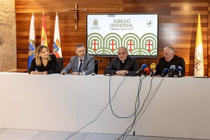 El consejero de Cultura, Turismo y Deporte, Luis Martínez Abad, el Obispo de Santander, Arturo Ros y el responsable del departamento de la Pastoral de Turismo de la Conferencia Episcopal, Gustavo Ribeiro D’Angelo, en rueda de prensa