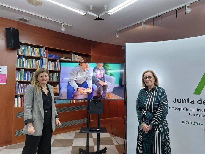 La coordinadora del Instituto Andaluz de la Mujer en Granada, Teresa Illescas, a la izquierda en la foto, con la delegada de Inclusión Social, Juventud, Familias e Igualdad de la Junta en la provincia, Matilde Ortiz