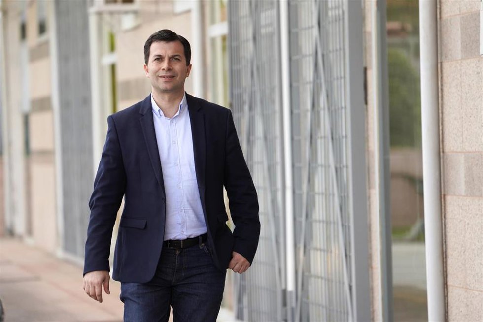 Archivo - El secretario general del PSdeG-PSOE y candidato a la presidencia de la Xunta de Galicia, Gonzalo Caballero, posa tras una entrevista para Europa Press en la sede del partido de Santiago de Compostela, A Coruña, Galicia (España), a 18 de junio