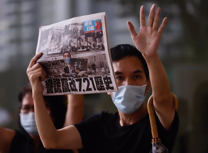 Archivo - Imagen de archivo de un activista hongkonés frente a un tribunal.