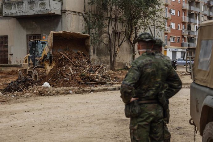 Militares y una máquina excavadora en las inmediaciones del lugar donde han hallado un cadáver en avanzado estado de descomposición en Paiporta