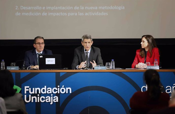 El presidente de la Fundación Unicaja, José M. Domínguez; el director general, Sergio Corral, y la directora de División de Actividades, Comunicación e Imagen, Cristina Rico, presentan las bases de dos convocatorias extraordinarias.