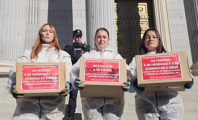 Familiars de morts per la dana lliuren 65.000 signatures al Congrés