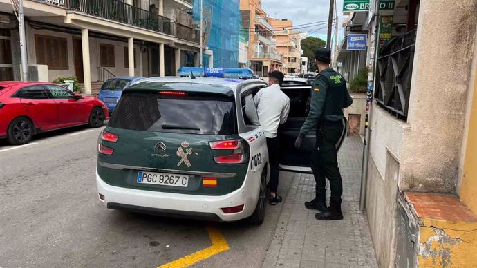 La Guardia Civil detiene a un hombre por amenazas y robo con violencia en un supermercado de Capdepera