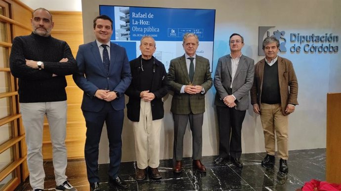 Daroca (centro), flanqueado por Bellido y Fuentes, en la presentación de las exposiciones sobre la obra pública y privada del arquitecto Rafael de La-Hoz.