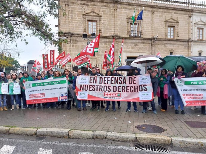 Concentración a las puertas del Parlamento de CCOO por la integración del 112 y el GREA en la Agencia de Emergencias.