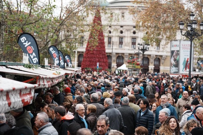 Archivo - Puestos de la Feria de Santo Tomás en Bilbao en la edición de 2023