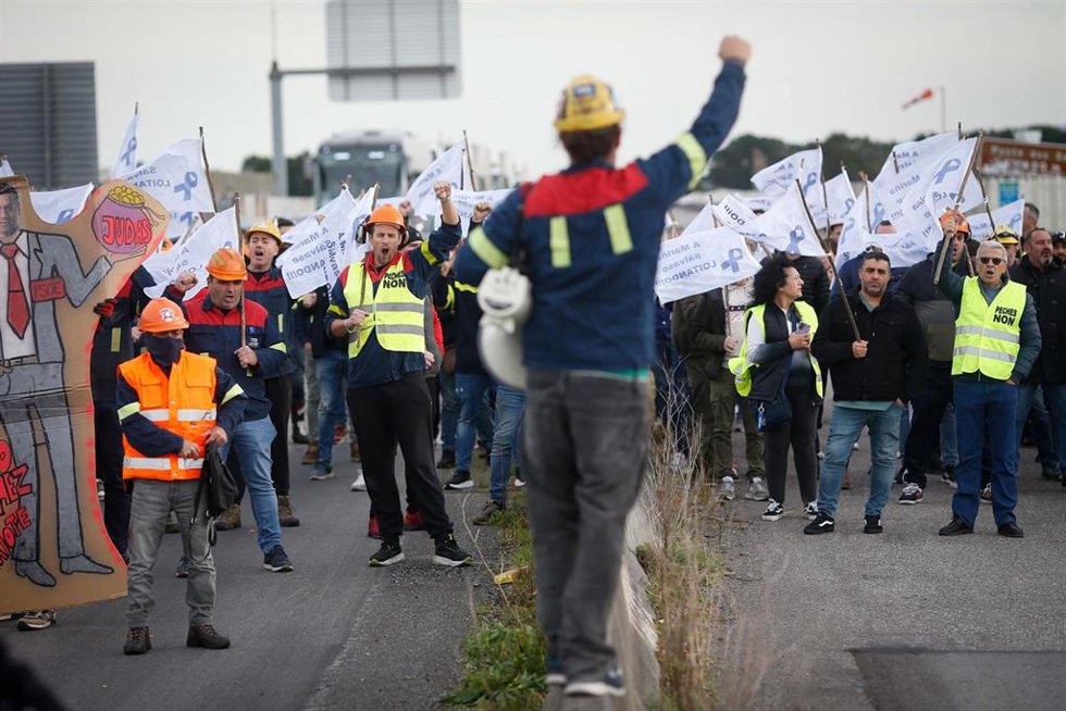Varias personas durante una protesta de trabajadores de Alcoa, a 23 de noviembre de 2024, en Ribadeo, Lugo, Galicia (España). Una protesta de cientos de trabajadores de Alcoa San Cibrao ha cortado durante unos minutos la autovía A-8 a la altura de Ribad
