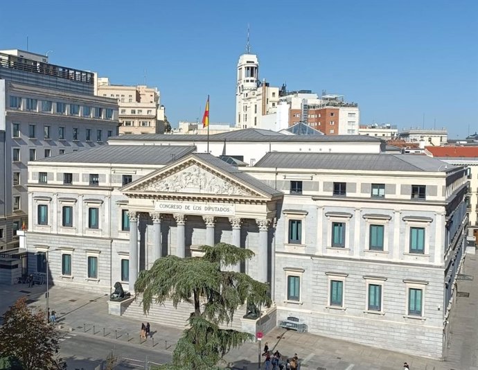 Fachada principal de la sede del Congreso, con la Puerta de los Leones