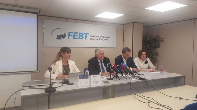 El presidente de la FEBT, Rafael Roig, y el presidente de Confebús, Rafael Barbadillo, en rueda de prensa.