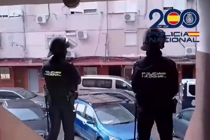 Dos agentes custodian el registro de una vivienda en la zona de San Juan de Dios en Jerez por trático de droga.