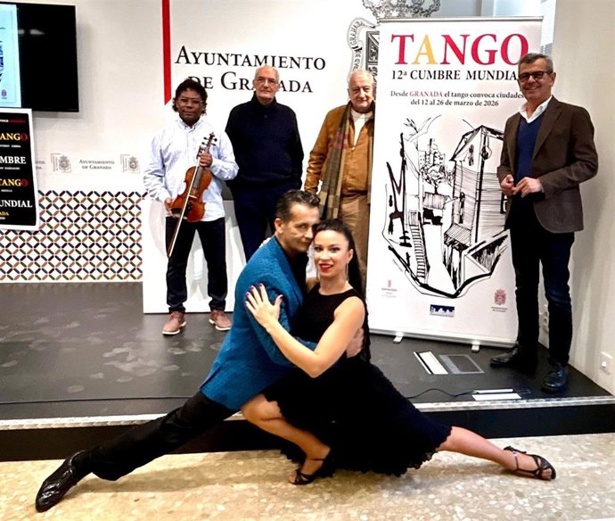 Rueda de prensa en el Ayuntamiento de Granada, ciudad que acogerá la 12ª Cumbre Mundial del Tango, con el edil de Cultura, Juan Ramón Ferreira, a la derecha en la imagen