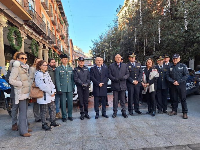 El subdelegado del Gobierno, Jacinto Canales, en el centro de la imagen, junto a otros representantes políticos, sociales y de las fuerzas y cuerpos de seguridad, en el centro de Valladolid.