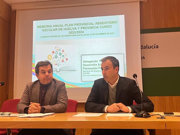 Los delegados de Desarrollo Educativo y Formación Profesional y de Inclusión Social, Juventud, Familias e Igualdad,  Carlos Soriano, y José Manuel Borrero, respectivamente, en la comisión.