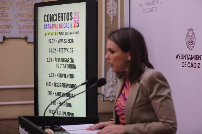 La teniente de alcalde de Fiestas y Carnaval del Ayuntamiento de Cádiz, Beatriz Gandullo, presenta los conciertos durante el Carnaval de Cádiz.