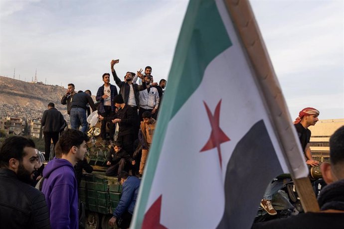 Un grupo de personas subidas a un carro de combate en la capital de Siria, Damasco, tras la caída del régimen de Bashar al Assad (archivo)