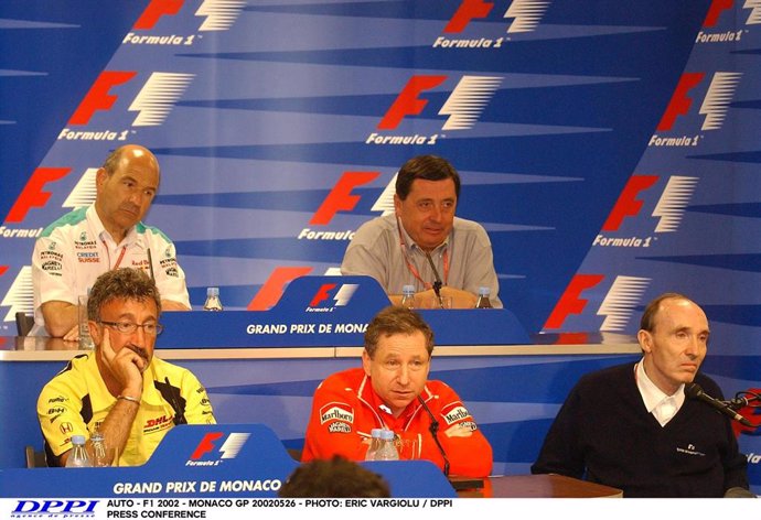 Archivo - Eddie Jordan (abajo a la izda) en la rueda de prensa del Gran Premio de Monaco del año 2002.