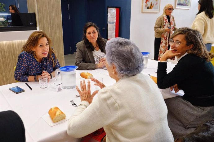 El comedor del centro de mayores Luis Buñuel abre sus puertas con 48 plazas y menús saludables por 5 euros con la asistencia de la alcaldesa de Zaragoza, Natalia Chueca