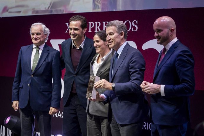 El cofundador de Grosso Napoletano, Hugo Rodríguez de Prada(2i), el presidente del PP, Alberto Núñez Feijóo(2d) y el presidente de CEAJE, Fermín Albaladejo(1d), durante la XXI edición del Premio Nacional Joven Empresario, en el Auditorio del Banco Santand