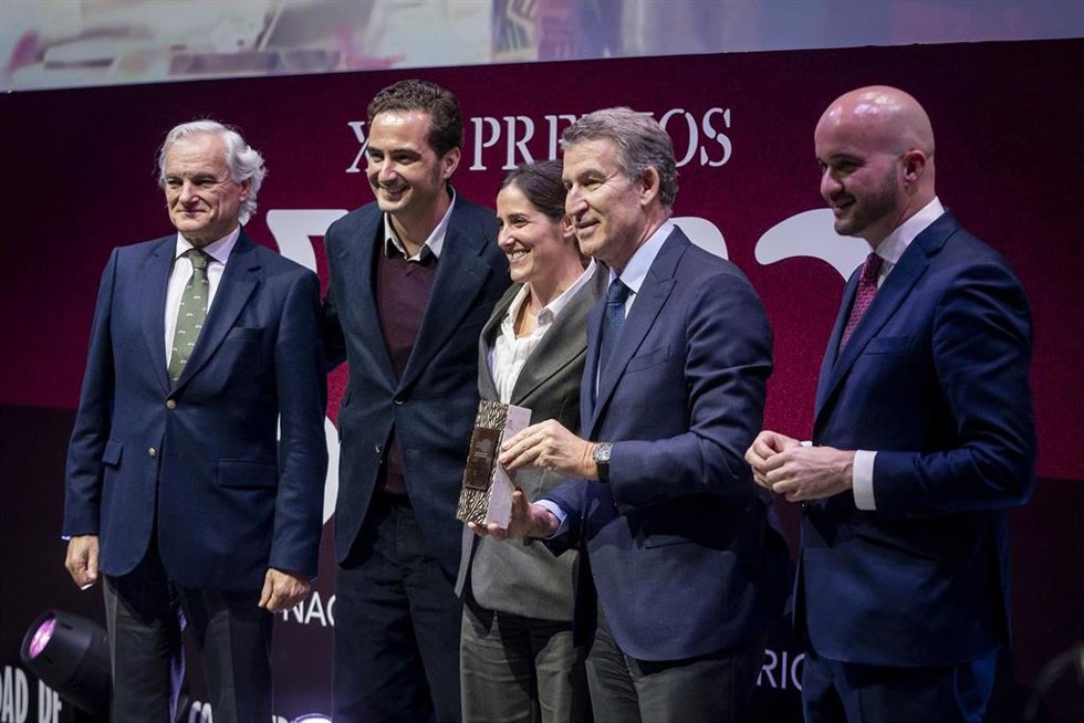 El cofundador de Grosso Napoletano, Hugo Rodríguez de Prada(2i), el presidente del PP, Alberto Núñez Feijóo(2d) y el presidente de CEAJE, Fermín Albaladejo(1d), durante la XXI edición del Premio Nacional Joven Empresario, en el Auditorio del Banco Santa