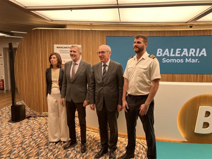 La presidenta de la Fundación Margarita Salas, Lucía Viñuela; el presidente de Baleària, Aldofo Utor; el presidente del Puerto de Barcelona, José Alberto Carbonell, y el capitán dle Margarita Salas, Fran Morales.