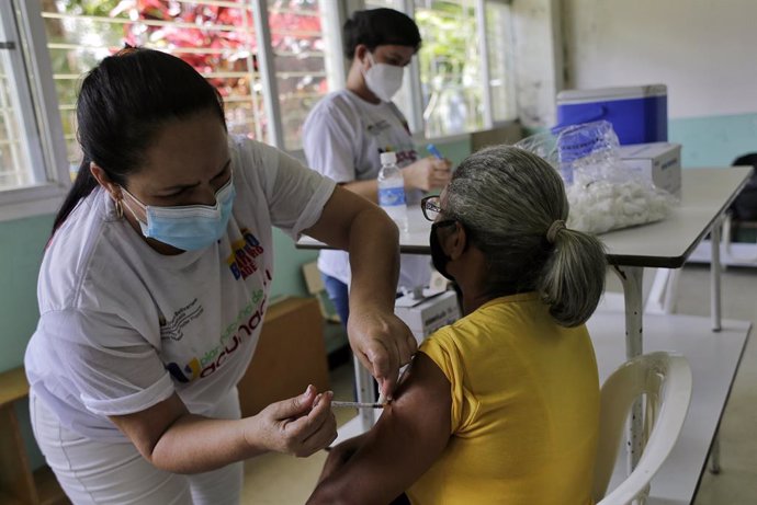 Archivo - 28 June 2021, Venezuela, Caracas: A health worker administers a dose of the Corona vaccine Abdala to an elderly woman. The first shipment of vaccine from Cuba will provide 10000 people in Venezuela with a first dose of the vaccine, according to 