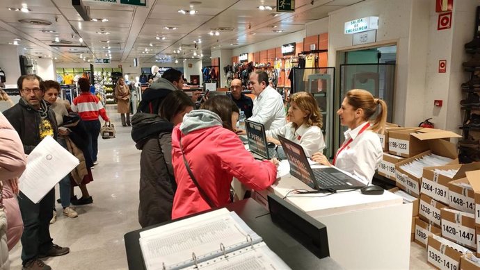 Recogida de dorsales para la Carrera Nocturna de Disfraces de Granada.