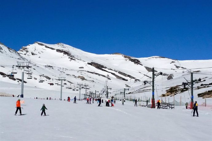 Archivo - Esquiadores en la estación de Alto Campoo