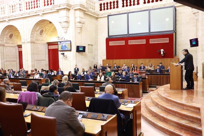 El portavoz del Grupo Parlamentario Popular, Toni Martín al inicio del Debate sobre el Estado de la Comunidad. A 12 de diciembre de 2024, en Sevilla, (Andalucía, España). El presidente de la Junta de Andalucía, Juanma Moreno, interviene en la segunda sesi