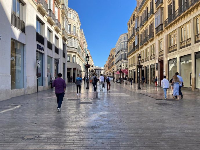 Archivo - Personas caminan por Calle Larios en el distrito Centro de Málaga.