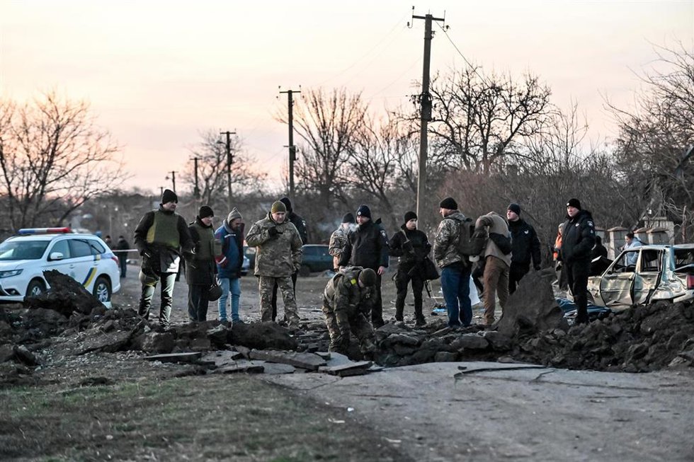 Archivo - Imagen de archivo de militares y policías ucranianos tras un ataque ruso.