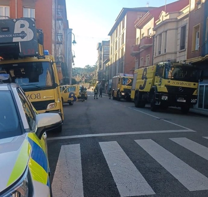 Bomberos en la zona de la explosión.