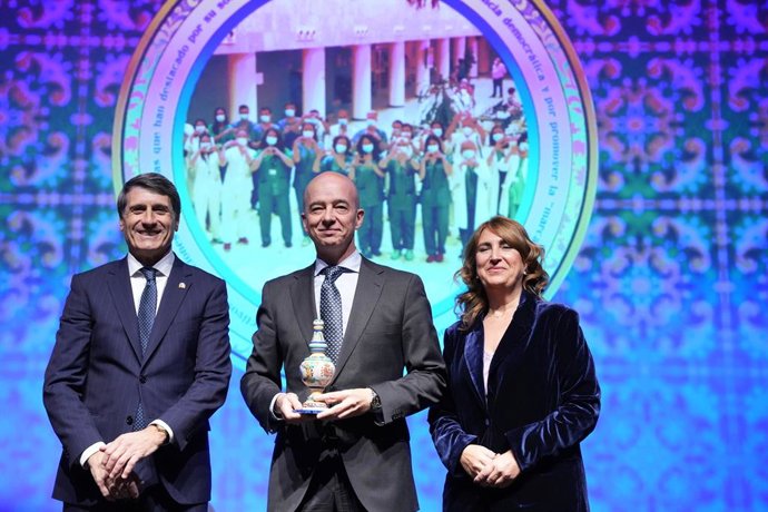 El delegado del gobierno en Andalucía, Pedro Fernández (i) entrega el galardón programa de Donación y transplantes d el HU Reina Sofiade Córdoba. A 12 de diciembre de 2024. En Sevilla, Andalucía (España). El acto de entrega de los XX Premios Plaza de E