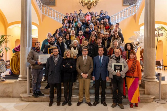 Foto de familia en el Ayuntamiento tras la entrega de los premios de la XXV Feria de Artesanía Creativa de Navidad.