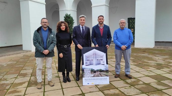Andrés Lorite (centro), entre Gema González y Pedro López, en la presentación del proyecto de centro de interpretación y albergue para peregrinos a ubicar en la antigua estación de Obejo.