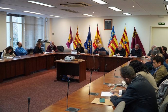 El president de la Confederació Hidrogràfica del Xúquer (CHJ), Miguel Polo, i representants de l'organisme es reuneixen amb alcaldes, regidors i tècnics dels municipis afectats per la crescuda del barranc del Poyo a València.