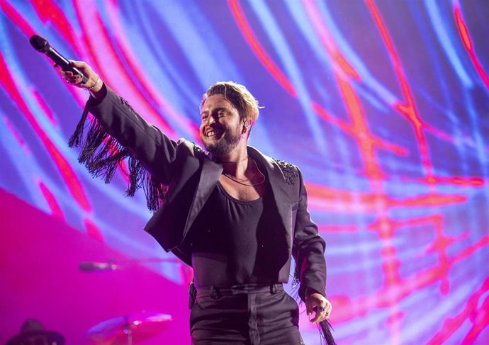 Archivo - El cantante Manuel Carrasco durante el concierto de la gira 'Corazón y Flecha' en el estadio de la Cartuja. (imagen de archivo)